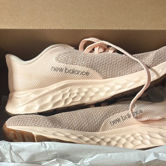 New Balance Women's fresh foam Sneakers new in box size 9 - Picture 3 of 5